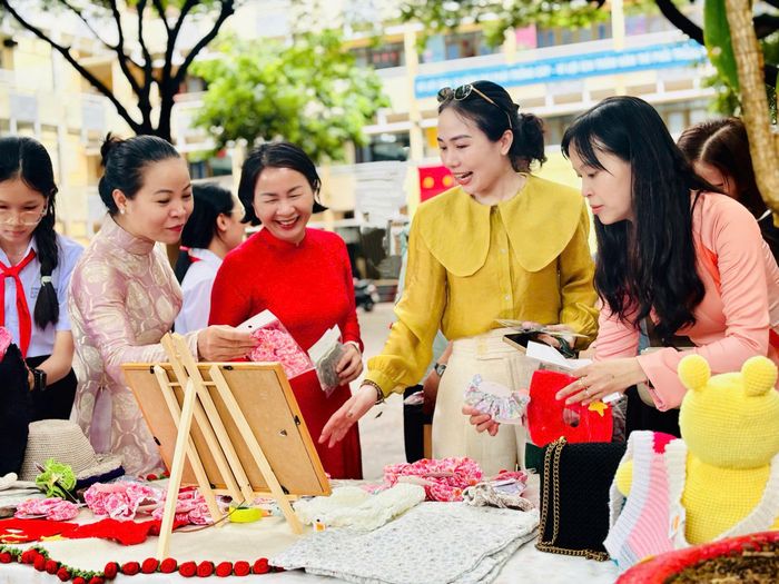 Gian hàng nhận được sự ủng hộ của các thầy cô giáo, phụ huynh và học sinh toàn trường.