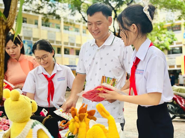Các em học sinh tự giới thiệu sản phẩm.