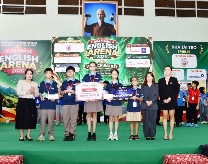  Ban Tổ chức trao giải ba cho đội thi của hệ thống trường Việt Mỹ. 