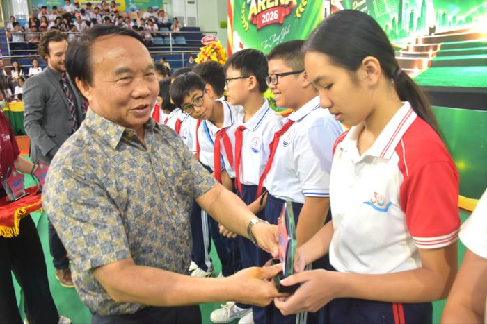  Lãnh đạo phường trao kỷ niệm chương cho các đội triển vọng. 