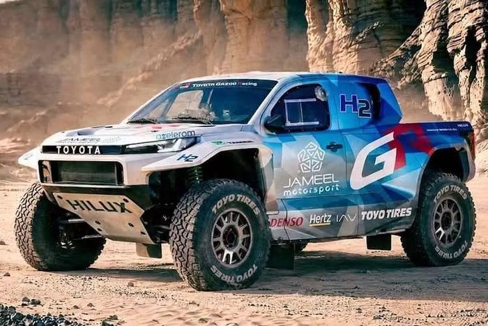 KR GR Hilux vốn đã tham gia giải Dakar sử dụng động cơ đốt trong được tinh chỉnh để chịu được điều kiện khắc nghiệt. Phiên bản FC thay thế hệ thống đó bằng bộ pin nhiên liệu của Toyota, do đó khí thải của nó trong chương trình đua ở sa mạc Ả Rập Xê Út chủ yếu là hơi nước chứ không phải khí thải từ quá trình đốt cháy.