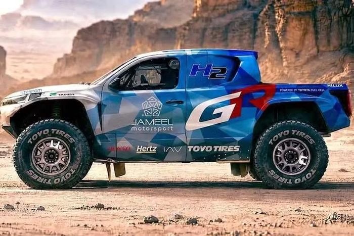 Đội đua Toyota Gazoo Racing dự định sử dụng một chiếc xe chạy bằng hydro tại giải Dakar Future Mission 1000 vào tháng 1 năm 2027. Chiếc DKR GR FC Hilux là phiên bản sử dụng pin nhiên liệu của chiếc Dakar Hilux hiện có của đội.