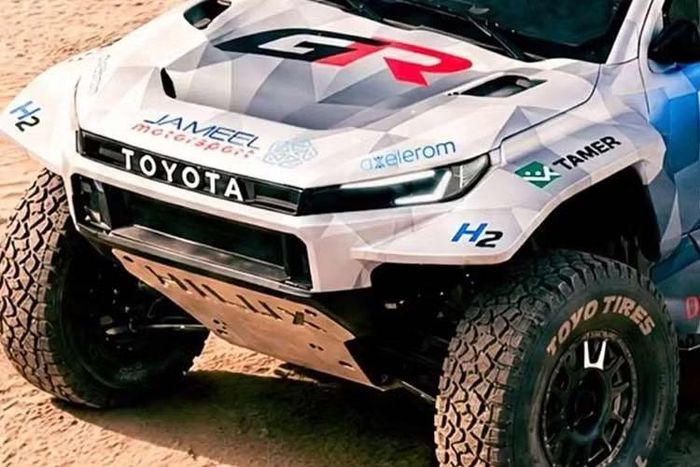Chiếc bán tải sẽ thi đấu ở thể thức Dakar Future Mission 1000 dành cho các loại xe sử dụng năng lượng thay thế, diễn ra song song với giải đua chính. Toyota hiện đã hợp tác với bốn đối tác là Jameel Motorsport, Denso, Toyo Tires và IAV để giúp chiếc Hilux chạy bằng pin nhiên liệu hoàn thành quãng đường khoảng 1.000km của Mission 1000.