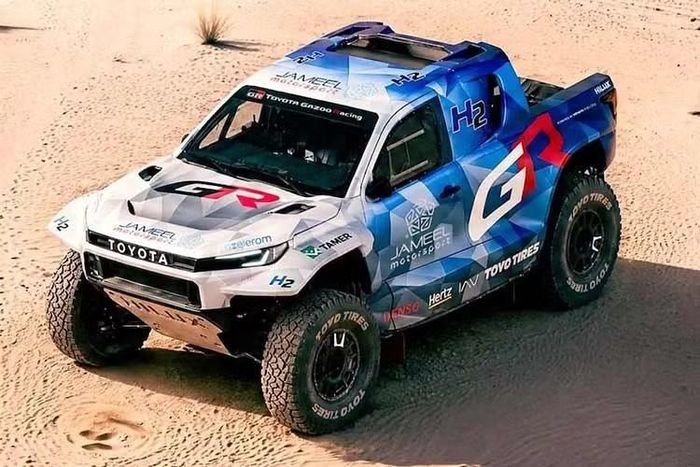 Chiếc Hilux chạy bằng hydro đánh dấu một bước tiến mới của Toyota trong cuộc đua Dakar Future Mission 1000 sau khi các nguyên mẫu hydro HySE trước đó đã hoàn thành cùng thể thức vào năm 2024 và 2025.