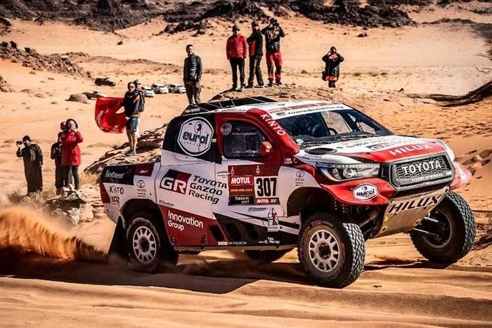 Toyota mô tả DKR GR FC Hilux là mẫu xe điện sử dụng pin nhiên liệu đầu tiên của hãng tham gia hạng mục Dakar Future Mission 1000. Động thái này phù hợp với xu hướng phát triển hydro rộng rãi hơn, bao gồm cả các thỏa thuận gần đây của Toyota với các nhà sản xuất xe tải Scania và Iveco.