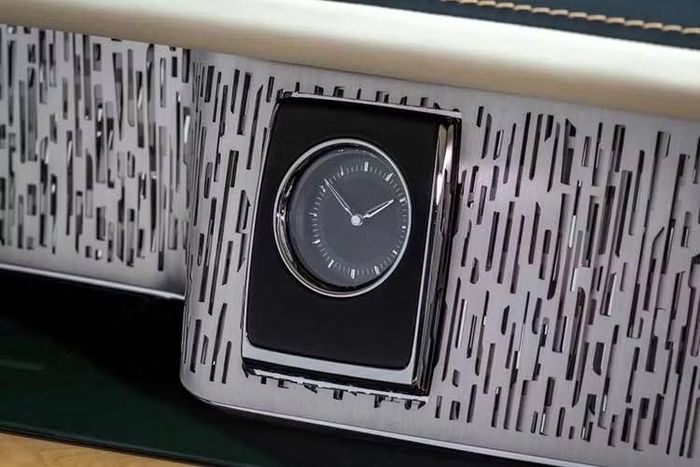 Mỗi họa tiết chim ruồi trên bàn dã ngoại và tấm ốp Thác nước phía sau được tạo nên từ 53 mảnh vỏ bào ngư riêng lẻ, được ghép lại sao cho đôi cánh chim phản chiếu ánh sáng khác nhau tùy thuộc vào vị trí ngồi.