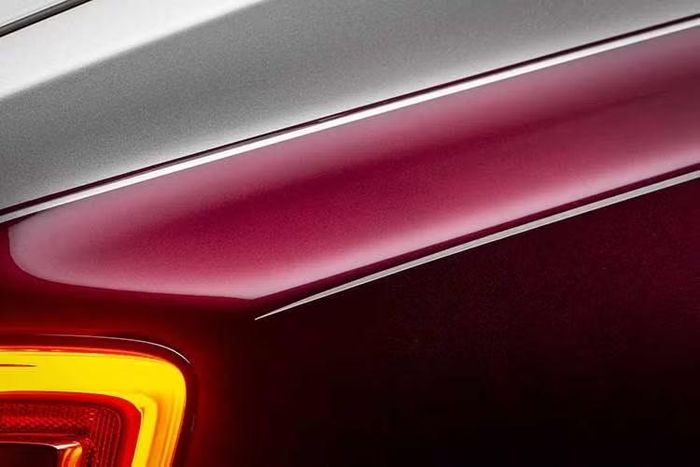 Trước đây, Rolls-Royce đã đẩy mạnh cá nhân hóa với dự án Nightingale Phantom độc nhất vô nhị và Hummingbird cũng đi theo logic tương tự, để câu chuyện của một khách hàng duy nhất định hình toàn bộ quá trình chế tạo. Việc sử dụng các vật liệu tự nhiên trong nội thất theo cách này đòi hỏi thời gian và công sức thực sự để đạt được sự hoàn hảo.