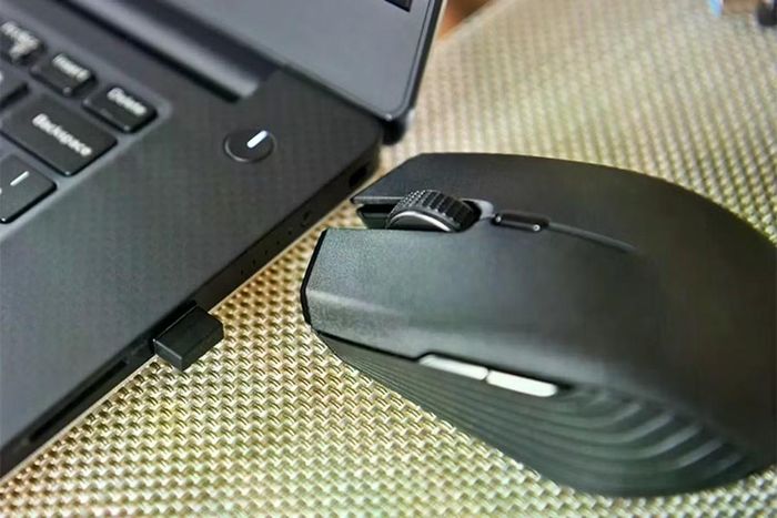 Chuột không dây USB sử dụng bộ thu riêng, thường được ưu tiên khi người dùng cần kết nối ổn định và độ trễ thấp.