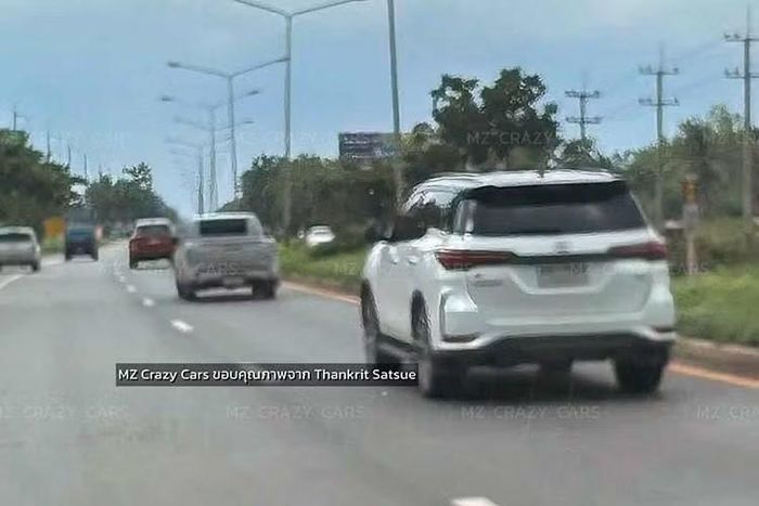 Toyota được cho là đang thử nghiệm Fortuner mới cùng với các mẫu xe đối thủ trong phân khúc như Isuzu MU-X, Ford Everest, bên cạnh Fortuner thế hệ hiện tại.