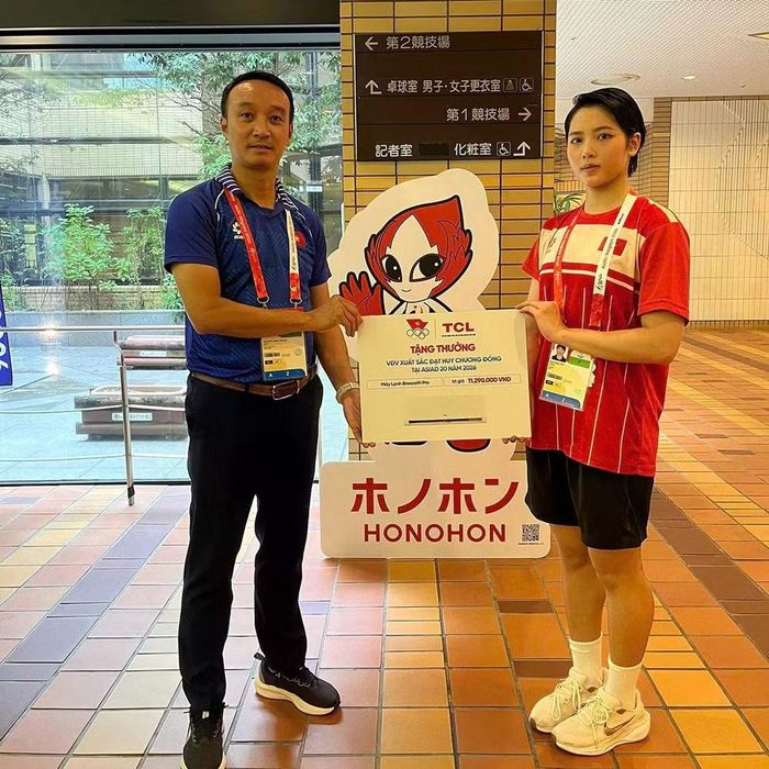 Ngọc Nhi nhận thưởng nóng sau khi giành HCĐ ASIAD 2026. Ảnh Bùi Lượng