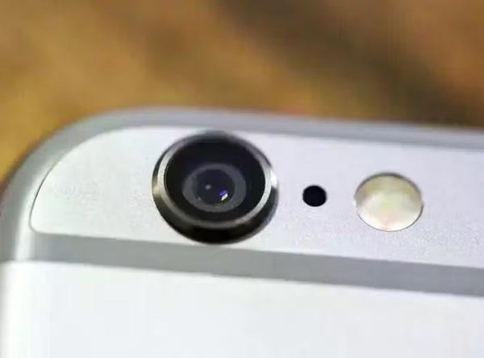 Hệ thống nhiều micro giúp iPhone thu nhận âm thanh từ các hướng khác nhau khi quay video và thực hiện cuộc gọi.