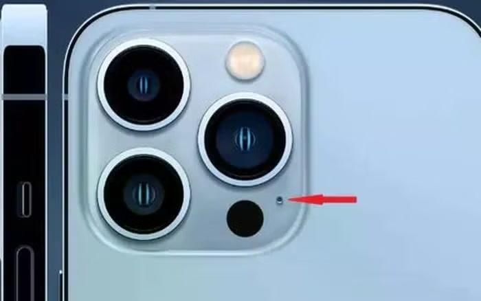 Lỗ nhỏ cạnh cụm camera sau iPhone thực chất là một micro phục vụ khả năng thu âm của thiết bị.