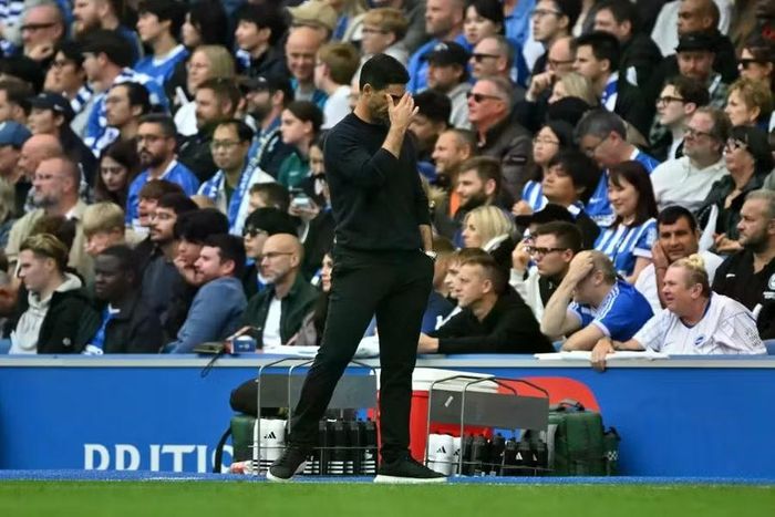 HLV Mikel Arteta thất vọng bên đường biên khi Arsenal nhận thất bại đầu tiên từ đầu mùa. Ảnh: AFP.