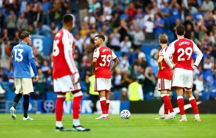 Các cầu thủ Arsenal thất vọng trong trận thua Brighton 0-3, khép lại chuỗi 7 trận toàn thắng trên mọi đấu trường. Ảnh: Shutterstock Editorial.