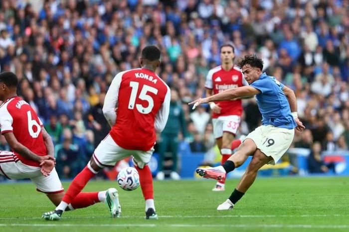 Tiền đạo Charalampos Kostoulas tung cú sút nhân đôi cách biệt cho Brighton trong hiệp 1, bất chấp sự truy cản của hàng thủ Arsenal. Ảnh: Getty Images.