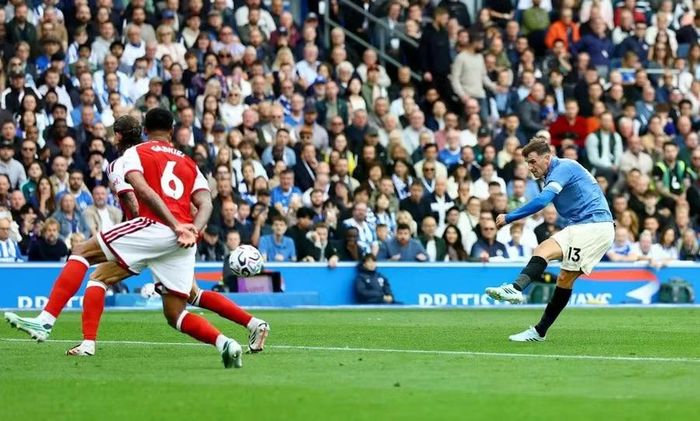 Tiền vệ Pascal Gross dứt điểm mở tỷ số, khởi đầu chiến thắng 3-0 của Brighton trước Arsenal tại vòng 5 Ngoại hạng Anh. Ảnh: Reuters.