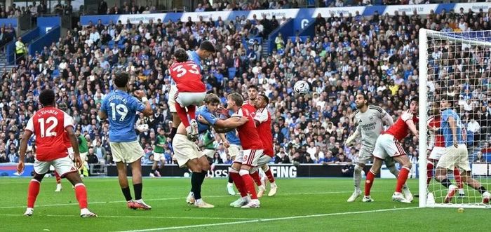 Tiền vệ Chema Andres bật cao đánh đầu ghi bàn thứ 3 cho Brighton, trong tình huống hàng thủ Arsenal không thể ngăn cản. Ảnh: Shutterstock Editorial.