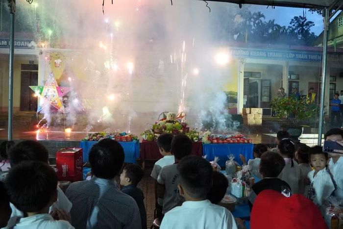 Đêm hội khép lại trong tiếng cười, ánh đèn lồng và niềm vui của các em nhỏ.