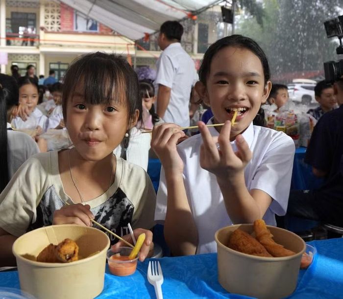 Học sinh hào hứng với bữa tiệc trong chương trình.