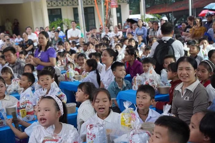 Đông đảo phụ huynh cũng đến tham dự cùng các con.