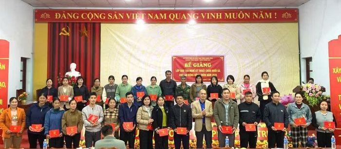 Trung tâm GDNN - GDTX Bình Gia trao chứng chỉ cho học viên hoàn thành khoá học. Ảnh NT.
