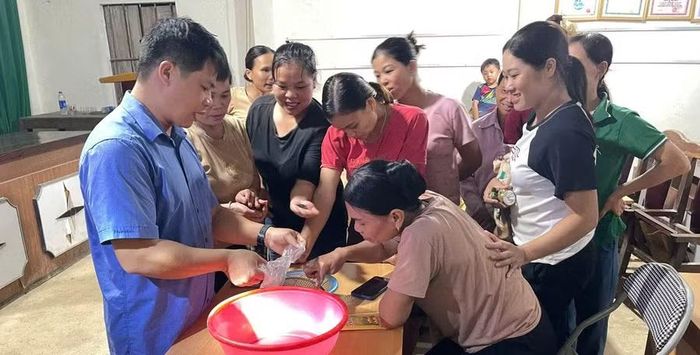 Học viên tham gia học lớp kỹ thuật trồng, chăm sóc và bảo vệ thực vật. Ảnh NT.