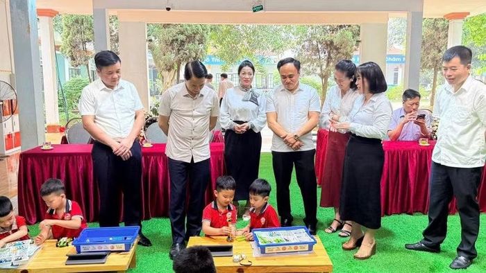 Lãnh đạo Sở GD&ĐT Lào Cai và đại diện Unicef Việt Nam tới thăm và làm việc tại nhà trường.
