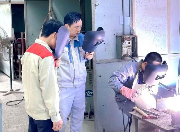Sinh viên Trường Cao đẳng Nghề Phú Thọ (phường Vân Phú) thực hành nghề Hàn góp phần nâng cao kỹ năng nghề, đáp ứng yêu cầu việc làm.