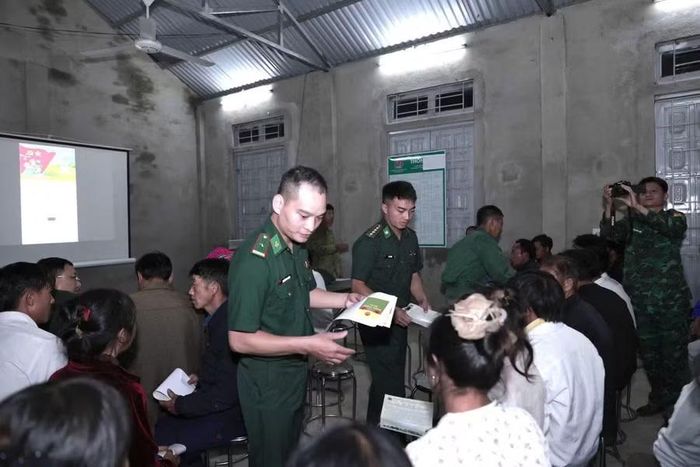 Người dân được tìm hiểu về quy trình trồng Sâm Lai Châu theo hướng liên kết.