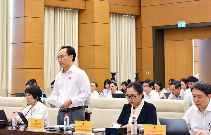 Bộ trưởng Hoàng Minh Sơn báo cáo tại phiên giải trình.