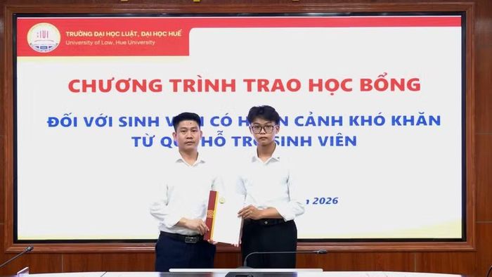 TS Nguyễn Sơn Hà, Phó Hiệu trưởng Trường ĐH Luật Huế trao học bổng cho sinh viên hoàn cảnh khó khăn.