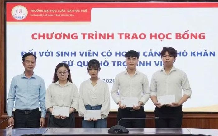 Các suất học bổng tiếp sức cho sinh viên hoàn cảnh khó khăn.