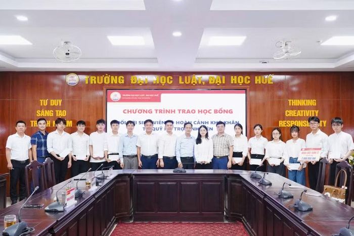 Trường ĐH Luật Huế và các sinh viên nhận học bổng chụp ảnh lưu niệm.