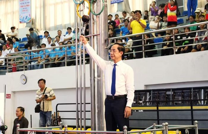 Ông Hồ Thanh Thủy, Phó Bí thư Tỉnh ủy Cà Mau thực hiện nghi thức đốt đuốc.