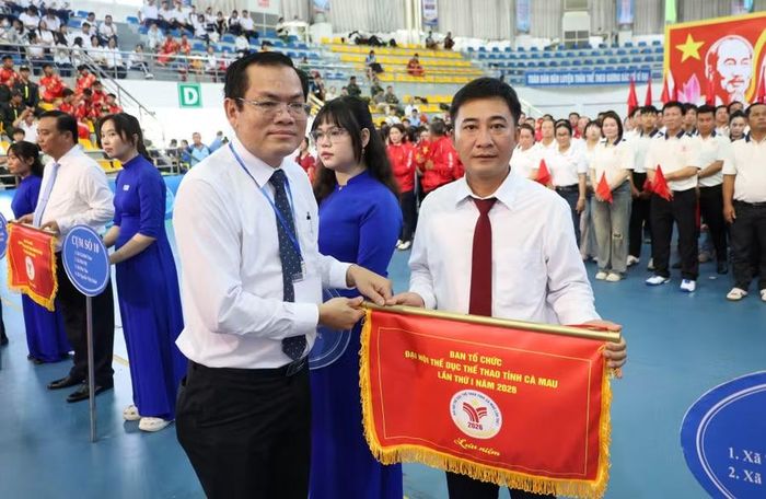 Ông Ngô Vũ Thăng, Phó Chủ tịch UBND tỉnh Cà Mau tặng cờ cho đoàn thể thao.