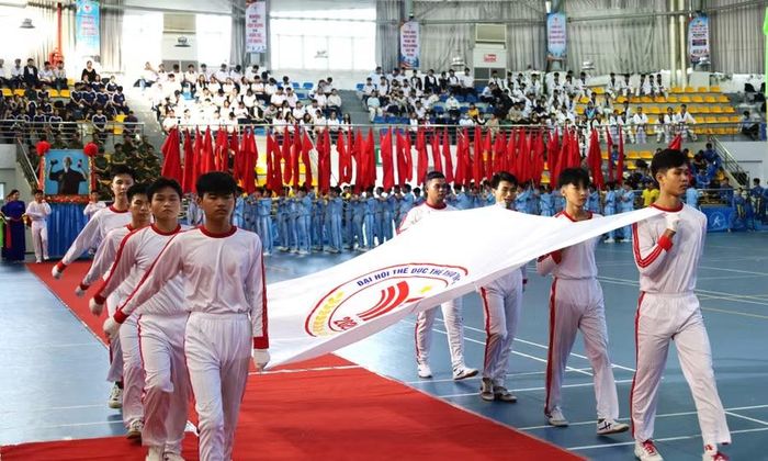 Nghi thức rước cờ.