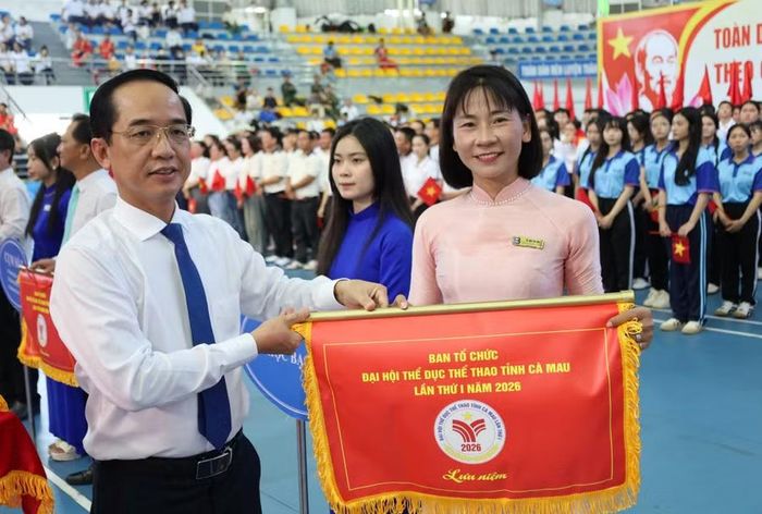 Ông Hồ Thanh Thủy, Phó Bí thư Tỉnh ủy Cà Mau tặng cờ lưu niệm cho đoàn thể thao.