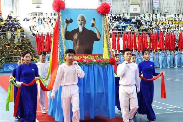 Nghi thức rước ảnh Bác Hồ.
