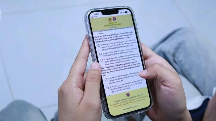 Sau khi quét mã QR, sinh viên dễ dàng tiếp cận kho tài liệu trực tuyến. (Ảnh: NT)