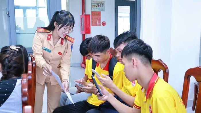 CSGT hướng dẫn sinh viên quét mã QR để truy cập tài liệu. (Ảnh: NT)