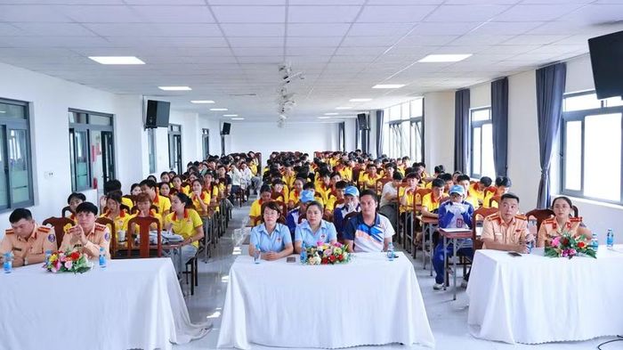 Đại biểu, sinh viên tham dự hoạt động. (Ảnh: NT)