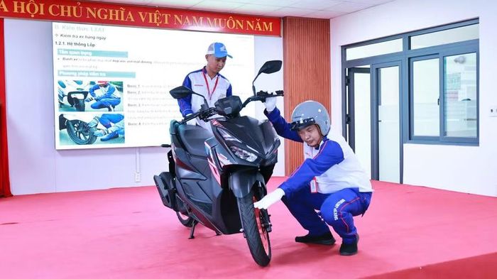 Kỹ thuật viên hướng dẫn kiểm tra an toàn xe trước khi sử dụng. (Ảnh: NT)