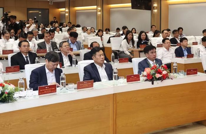 Thứ trưởng Bộ GD&ĐT Lê Quân (giữa, hàng đầu tiên) tham dự hội nghị.