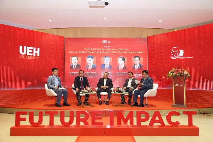 Tọa đàm "Diễn đàn hợp tác khu vực công UEH: Đại học đồng kiến tạo vì sự phát triển bền vững" trong khuôn khổ hội nghị.