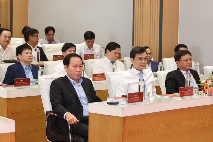 Phó Thủ tướng Lê Tiến Châu (bìa trái, hàng đầu tiên) và các đại biểu dự hội nghị.