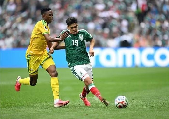 Theo FootballTransfers, Barcelona, Real Madrid, Arsenal và Chelsea cũng quan tâm đến tiền vệ trẻ này.