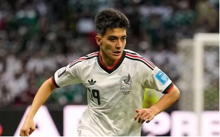 Anh ra mắt đội tuyển Mexico khi mới 16 tuổi, có 4 lần ra sân tại World Cup 2026 và đang ghi 4 bàn sau 6 trận tại Apertura mùa này.
