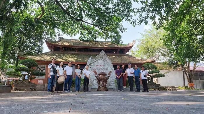 Các đại biểu chụp ảnh lưu niệm tại Di tích lịch sử Quốc gia 27/7.
