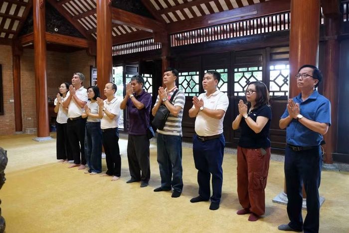 Các đảng viên dâng hương tại Di tích lịch sử Quốc gia 27/7.