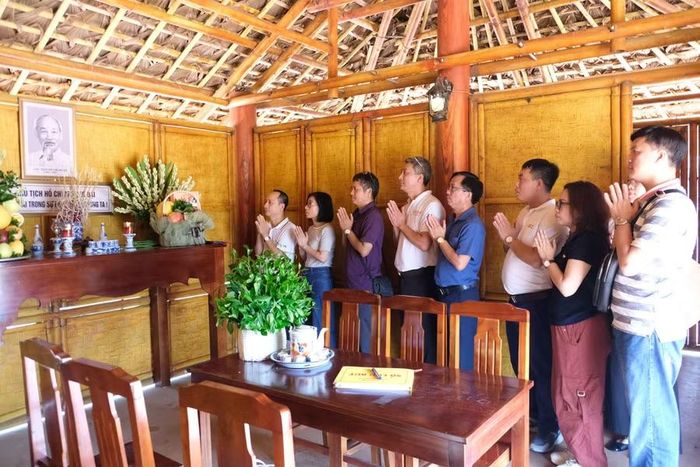Các đảng viên dâng hương tại Di tích lịch sử nơi thành lập cơ sở Đảng Cộng sản đầu tiên của tỉnh Thái Nguyên.